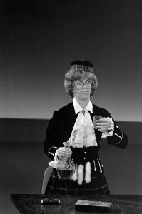 Willeke is aan de whisky in haar rol als modehuis-directrice, Bestanddeelnr 921-6313