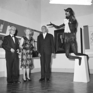 Willem van Capellen (rechts) en mejuffrouw Zeelenberg (midden) bij de opening va, Bestanddeelnr 917-8624