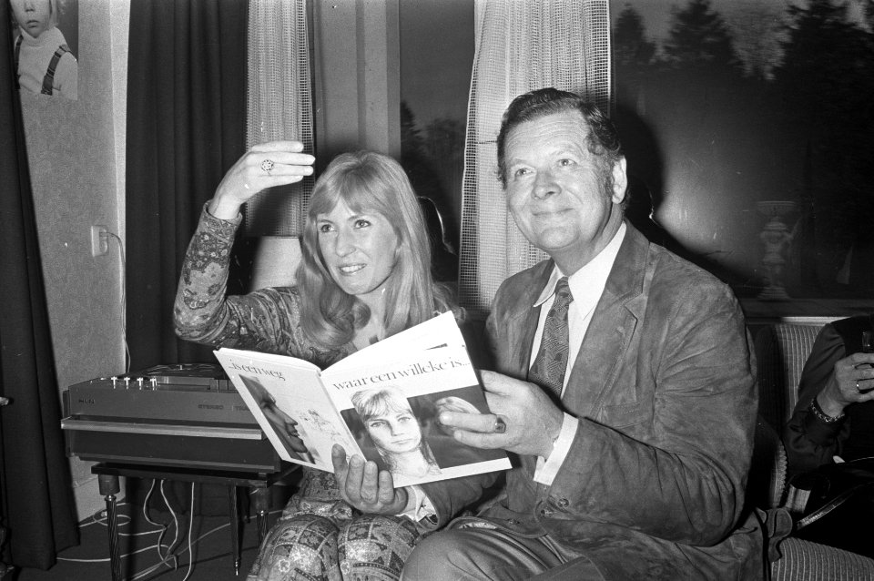 Willeke Alberti toont boek Waar een Willeke is , Blaricum, Willeke en Willy va, Bestanddeelnr 925-1536