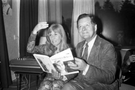 Willeke Alberti toont boek Waar een Willeke is , Blaricum, Willeke en Willy va, Bestanddeelnr 925-1536