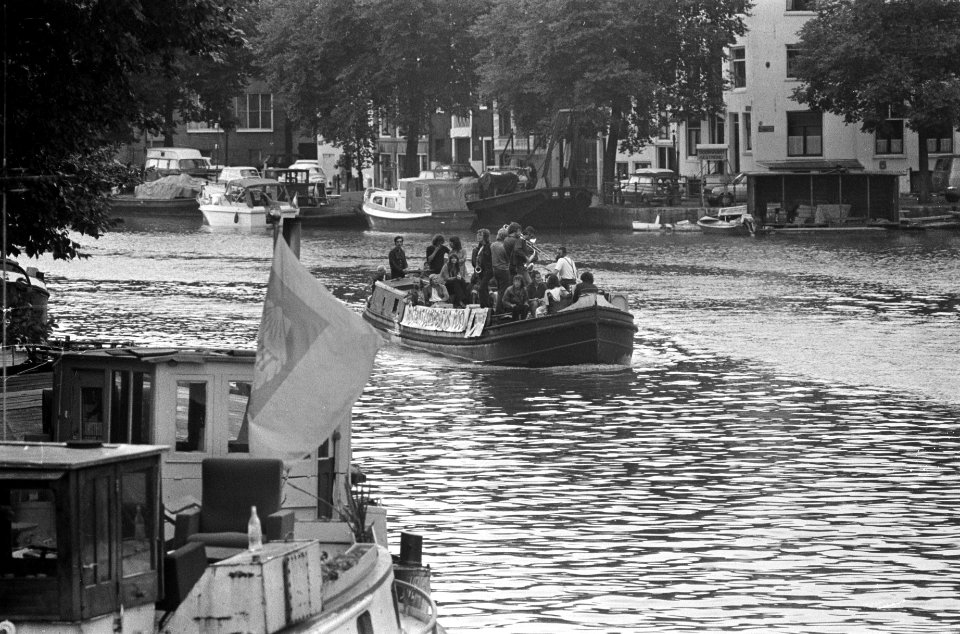 Willem Breukers Instant Pool geeft concert op boot in Amsterdamse grachten, Bestanddeelnr 926-5902