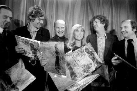 Willeke Alberti met nieuwe LP, vlnr Paul van Vliet, Wim Sonneveld, Willeke A, Bestanddeelnr 926-0416