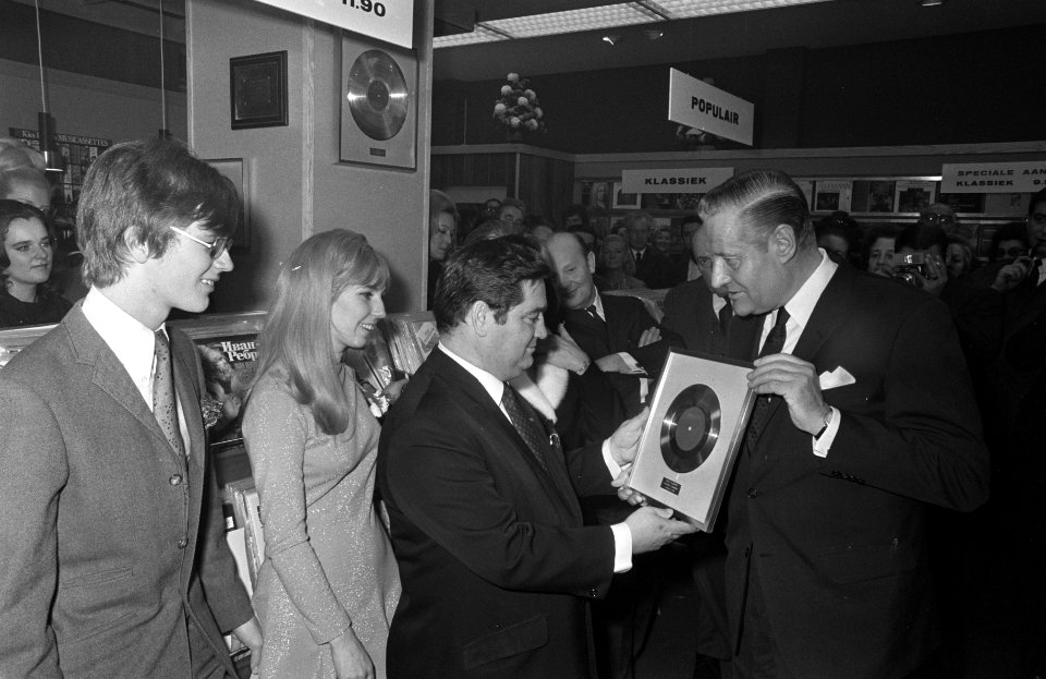 Willeke Alberti opent platenzaak van Willy Alberti door draad door te knippen fa, Bestanddeelnr 921-8954