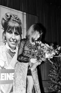 Willeke Alberti krijgt bloemen overhandigd, Bestanddeelnr 924-4246