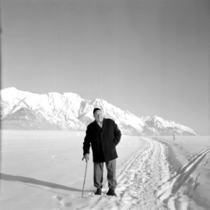 Willem van de Poll poseert in de sneeuw met op de achtergrond het Karwendel-gebe, Bestanddeelnr 254-4286