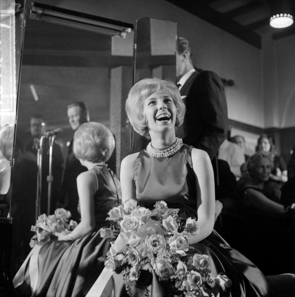 Willeke Alberti kreeg eerste gouden plaat uit handen van Phonogram directeur Jac, Bestanddeelnr 916-1249