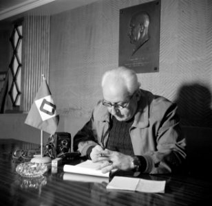 Willem van de Poll schrijvend aan boord van de Damco 9, Bestanddeelnr 254-1773