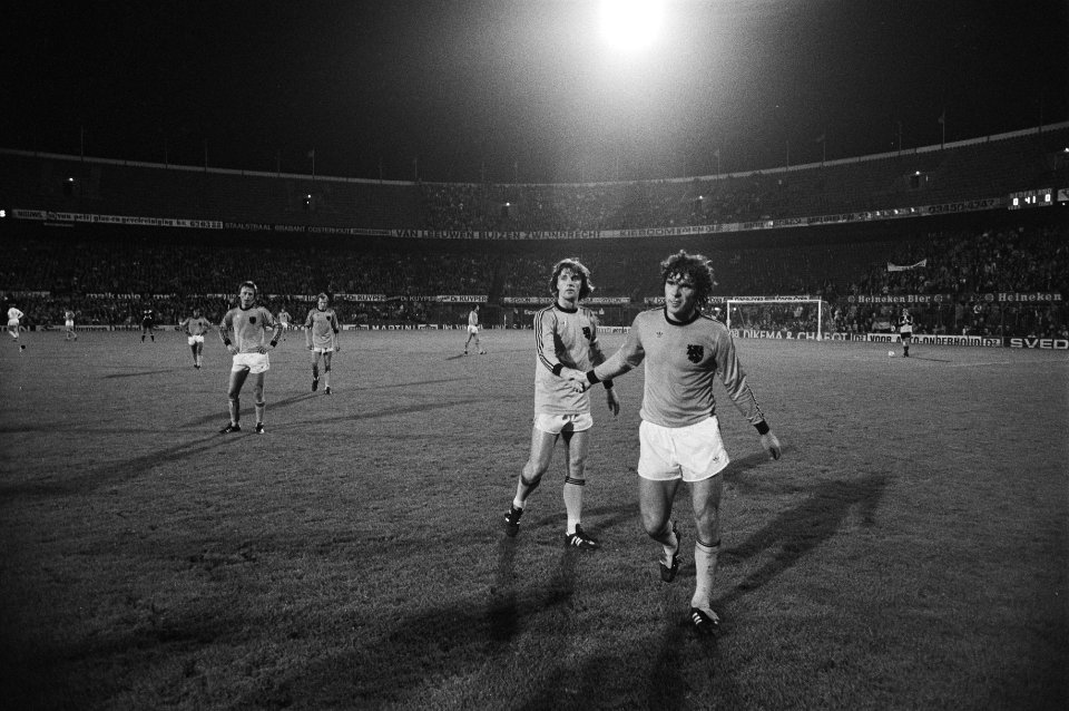 Willem van Hanegem verlaat voor de rust het veld, links Ruud Krol, Bestanddeelnr 930-4611