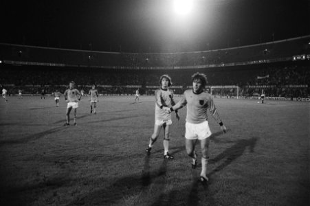 Willem van Hanegem verlaat voor de rust het veld, links Ruud Krol, Bestanddeelnr 930-4611