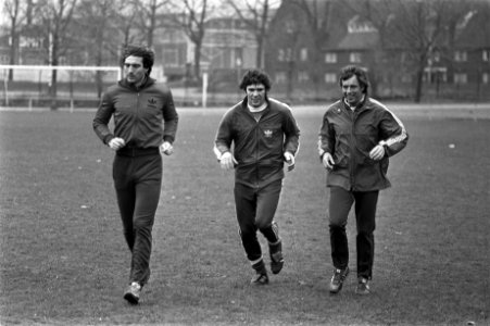 Willem van Hanegem (midden) en Jeliazkov (links) tijdens de training, Bestanddeelnr 931-8467