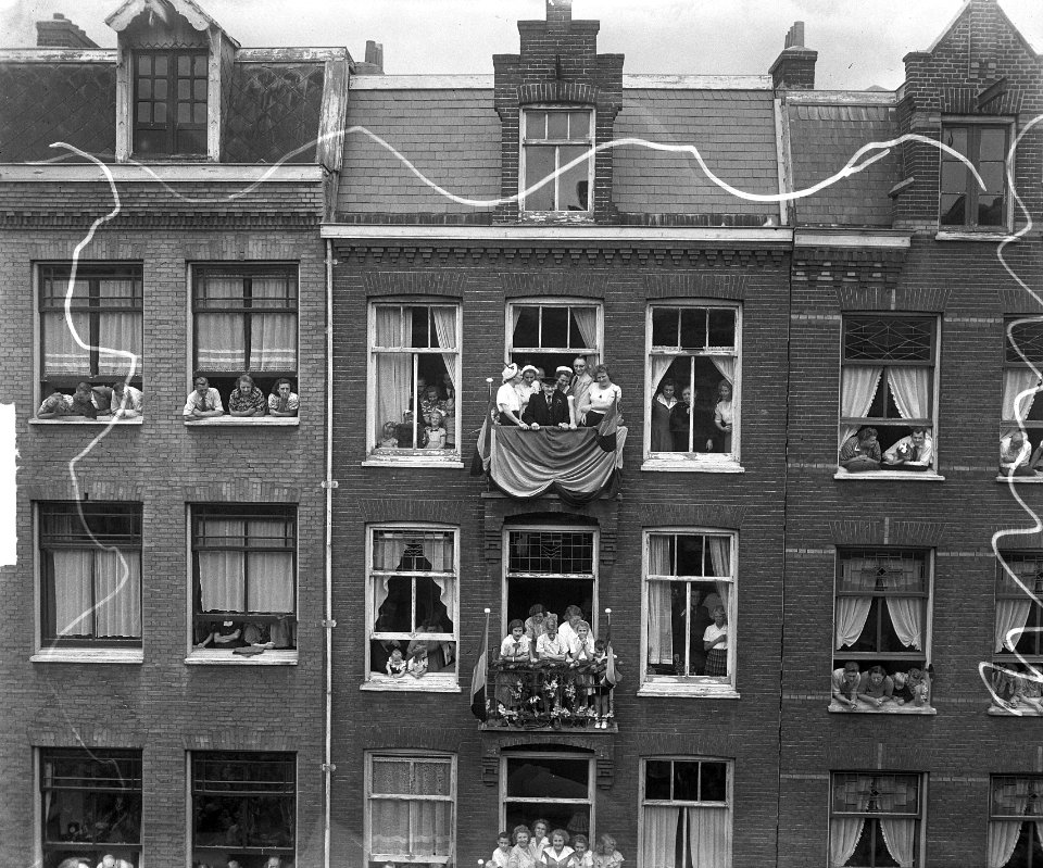 Willem Visser te Amsterdam 100 jaar. Op het balkon vna zijn woningi, Bestanddeelnr 904-1538