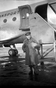 Willem van de Poll in het uniform van kapitein bij een transportvliegtuig, een t, Bestanddeelnr 252-1360