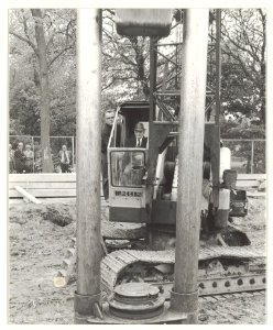 Willem van Ekeren slaat de eerste paal voor het Haarlem-Paviljoen. NL-HlmNHA 54024777