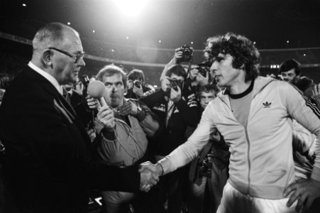 Willem van Hanegem en KNVB voorzitter Meuleman, Bestanddeelnr 930-4614