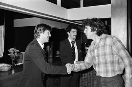 Willem van hanegem (r) begroet debutant Ben Wijnstekers (Feijenoord). Midden Mic, Bestanddeelnr 930-4571
