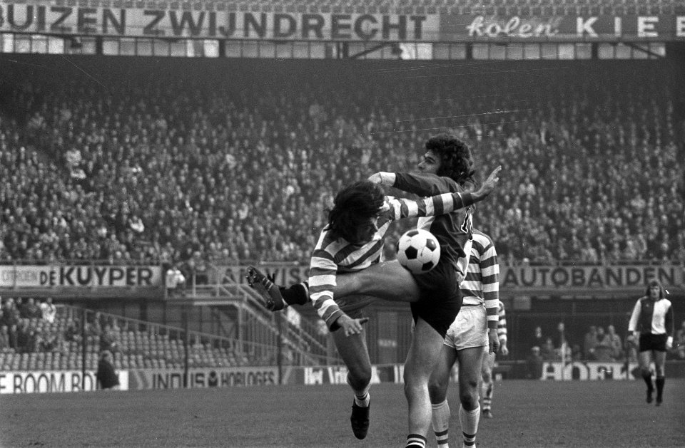 Willem van Hanegem (r) in duel met een Graafschapspeler, Bestanddeelnr 927-0535