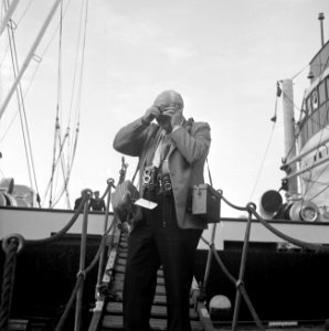 Willem van de Poll fotograferend op de loopplank in de haven van Willemstad., Bestanddeelnr 252-1685