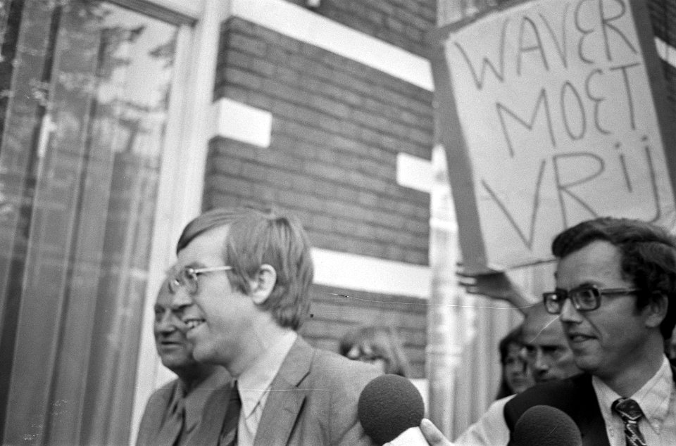 Willem van Bennekom (l met bril), advocaat van Waver achter hem demonstranten, Bestanddeelnr 924-6419