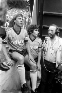 Willem van Hanegem (m) en Johan Cruijff (l) en een verslaggever, Bestanddeelnr 932-6121