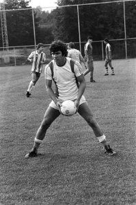 Willem van Hanegem tijdens de training, Bestanddeelnr 931-0478