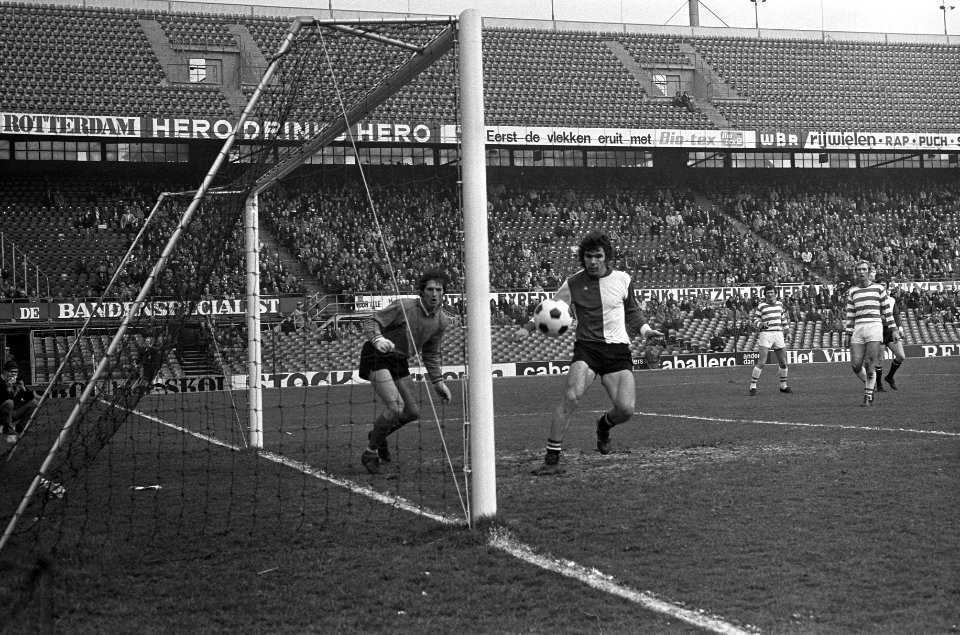 Willem van Hanegem scoort, links keeper Joop Doornebosch, Bestanddeelnr 927-0536