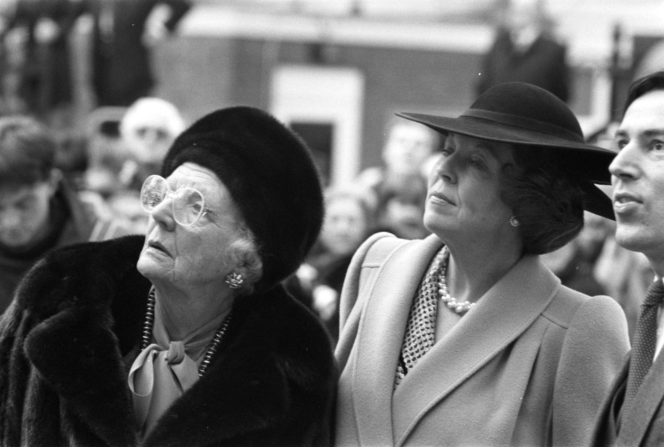 Wilhelminamonument in Den Haag onthuld door Koningin Beatrix en Prinses Juliana, Bestanddeelnr 934-1388