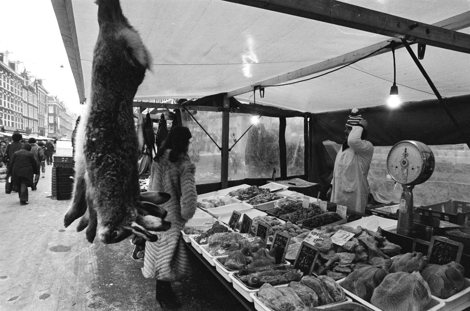 Wildverkoop op de Albert Cuypmarkt in Amsterdam in verband met komende kerstdage, Bestanddeelnr 931-8766