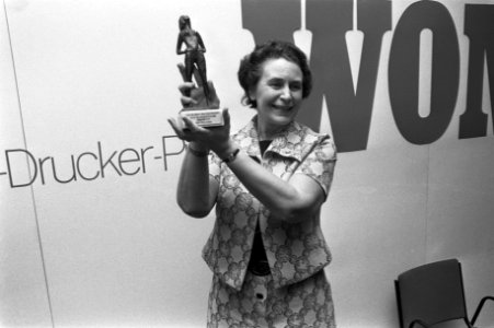 Wilhelmina Drucker Prijs uitgereikt aan mevrouw M E Stolman in Amsterdam, Bestanddeelnr 925-3560