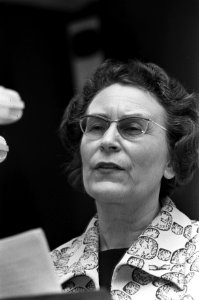 Wilhelmina Drucker Prijs uitgereikt aan mevrouw M E Stolman in Amsterdam, Bestanddeelnr 925-3561