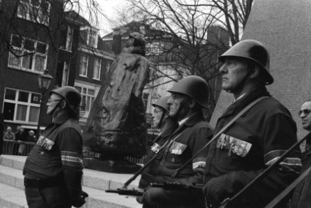 Wilhelminamonument in Den Haag onthuld door Koningin Beatrix en Prinses Juliana , Bestanddeelnr 934-1387