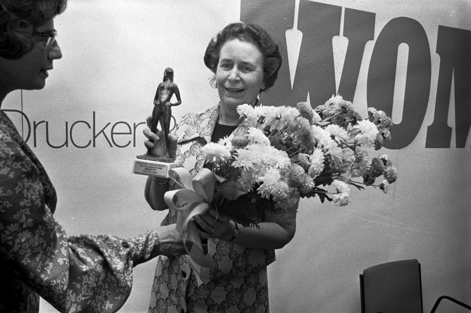 Wilhelmina Drucker Prijs uitgereikt aan mevrouw M E Stolman in Amsterdam, mevr, Bestanddeelnr 925-3559