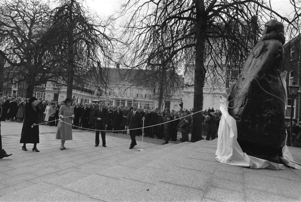 Wilhelminamonument in Den Haag onthuld door koningin Beatrix en prinses Juliana, Bestanddeelnr 934-1386