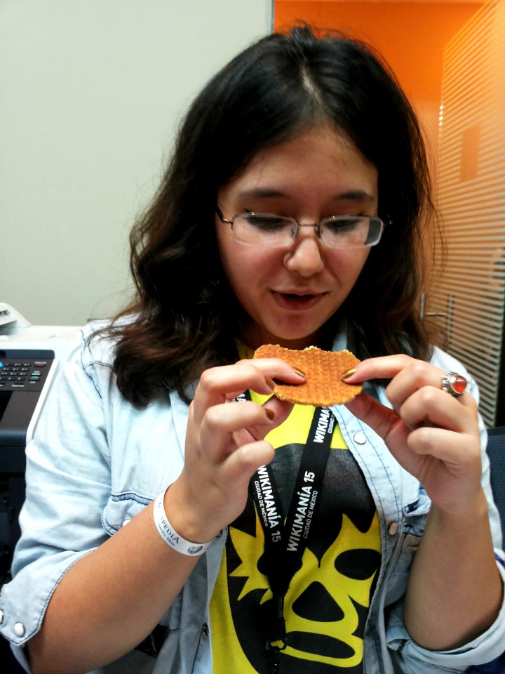 Wikimania 2015-Thursday-Eating lovely stroopwafel (2)
