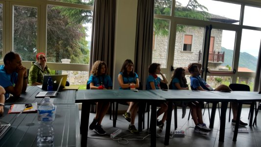 Wikimania 2016-Marta & student volunteers follow workshop in editing Wikipedia (2)