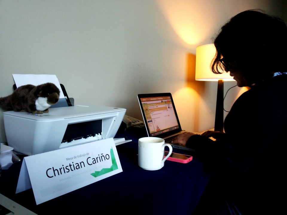 Wikimania 2015-Tuesday-Wendy the Weasel working together with Christian Cariño