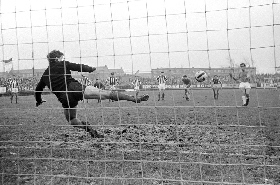 Willem II doelman Schobert is na het nemen van een penalty gepasseerd, Bestanddeelnr 919-8248