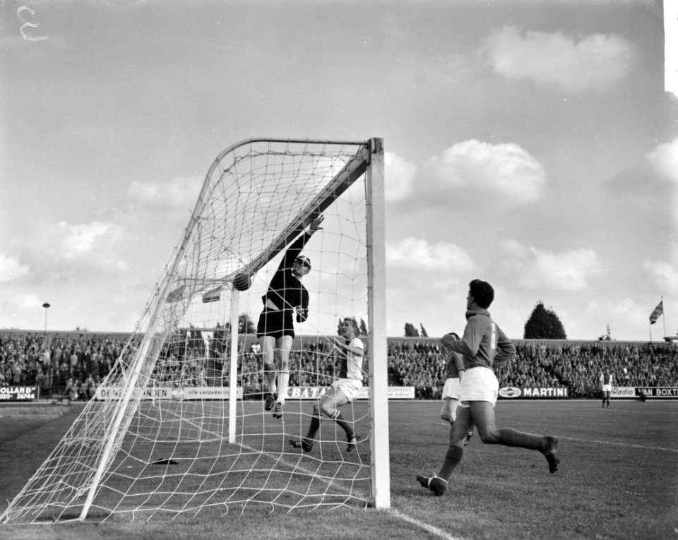 Willem II tegen Ajax 0-1. Doelman Teyt , midden Henk Groot, Bestanddeelnr 913-0197