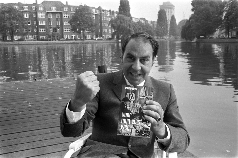 Willem Duys met boek Voor mijn vuist weg, presentatie in Amsterdam, Bestanddeelnr 923-8740