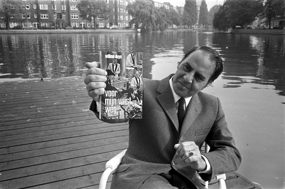 Willem Duys met boek Voor mijn vuist weg, presentatie in Amsterdam, Bestanddeelnr 923-8741