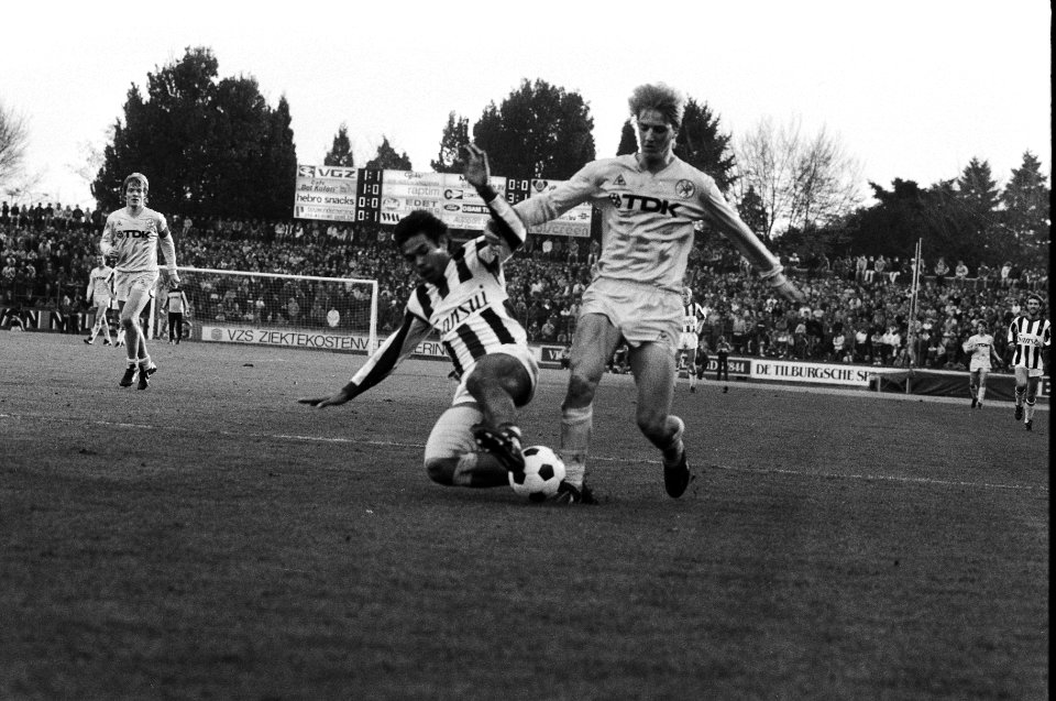 Willem II tegen Ajax Kieft (r) in duel met Willem II speler Arthur Hoyer, Bestanddeelnr 932-3918