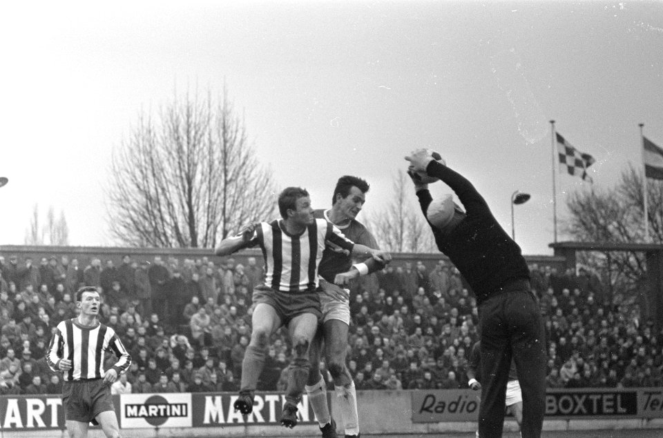 Willem II tegen AZ 67 1-1. Keeper Schobert grijpt bal voor Beets (AZ), Bestanddeelnr 920-9715