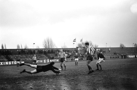 Willem II tegen DWS 1-3, Piet Kruiver (r) lost schot, keeper Schobert stopt bal, Bestanddeelnr 919-8917