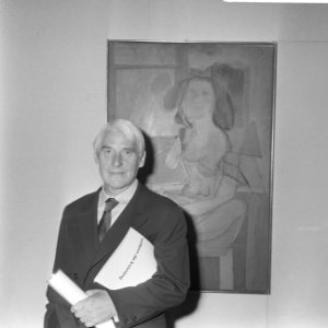 Willem de Kooning poseert voor een van zijn schilderijen, Bestanddeelnr 921-6940