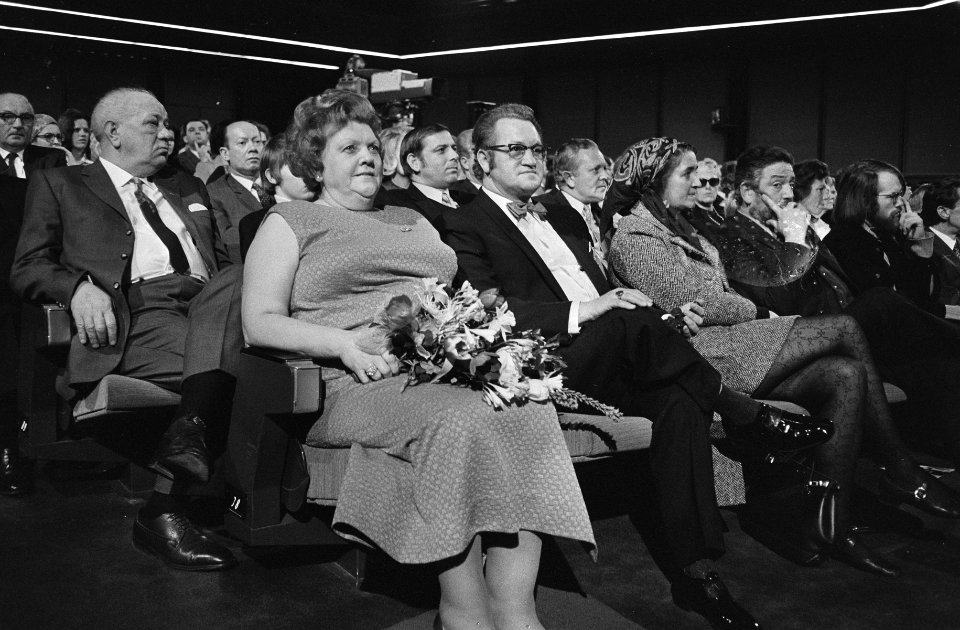 Willem Duys reikt Edisons uit in TV-programma Voor de vuist weg. Tante Leen en, Bestanddeelnr 924-3068