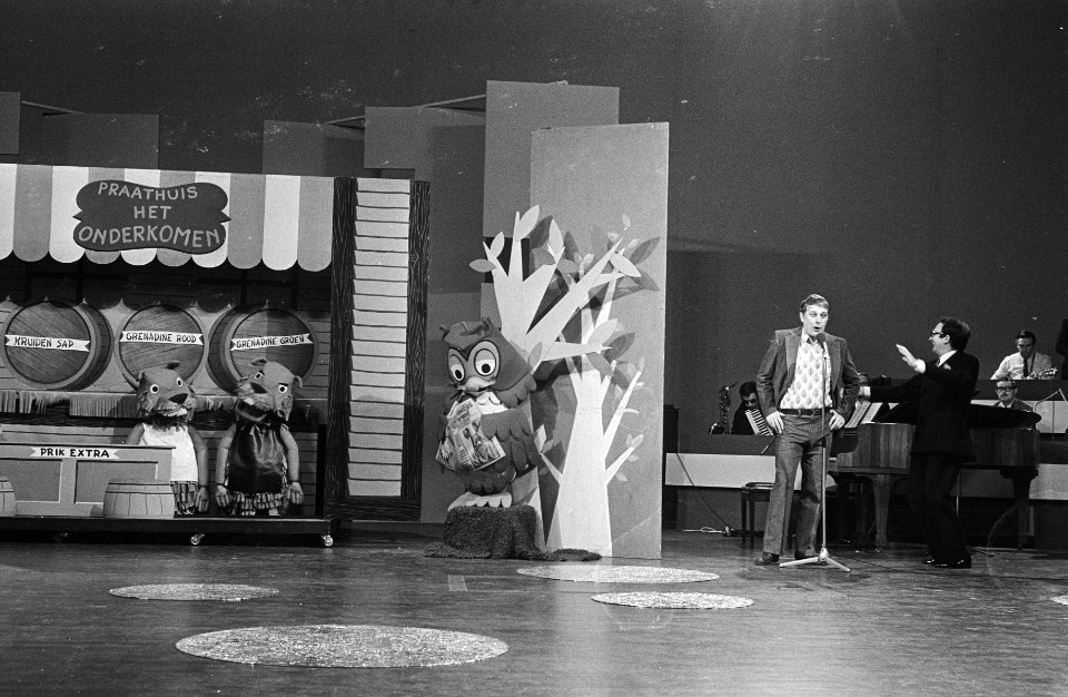 Willem Duys reikt Edisons uit in TV-programma Voor de vuist weg, Ger Smit (lin, Bestanddeelnr 924-3061