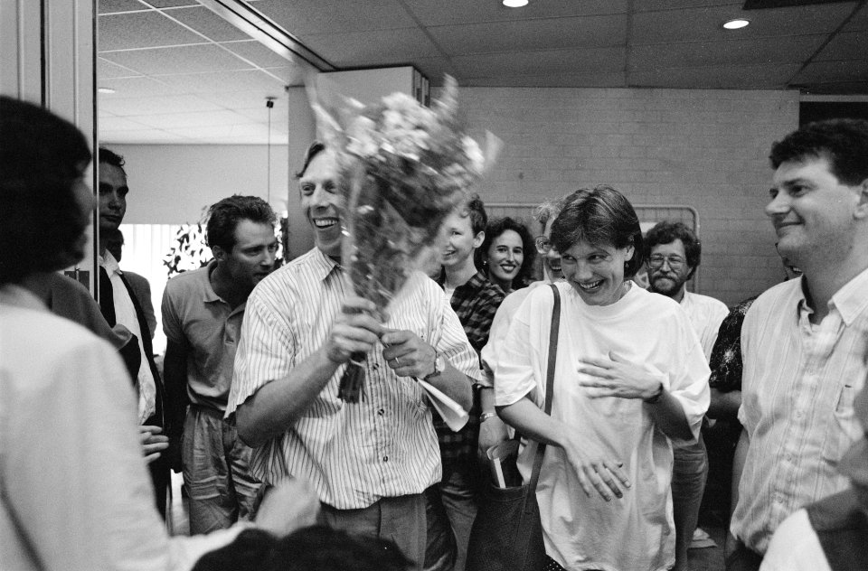 Wilbert Willems (met bloemen) en lijsttrekker Andrée van Es, Bestanddeelnr 934-4770