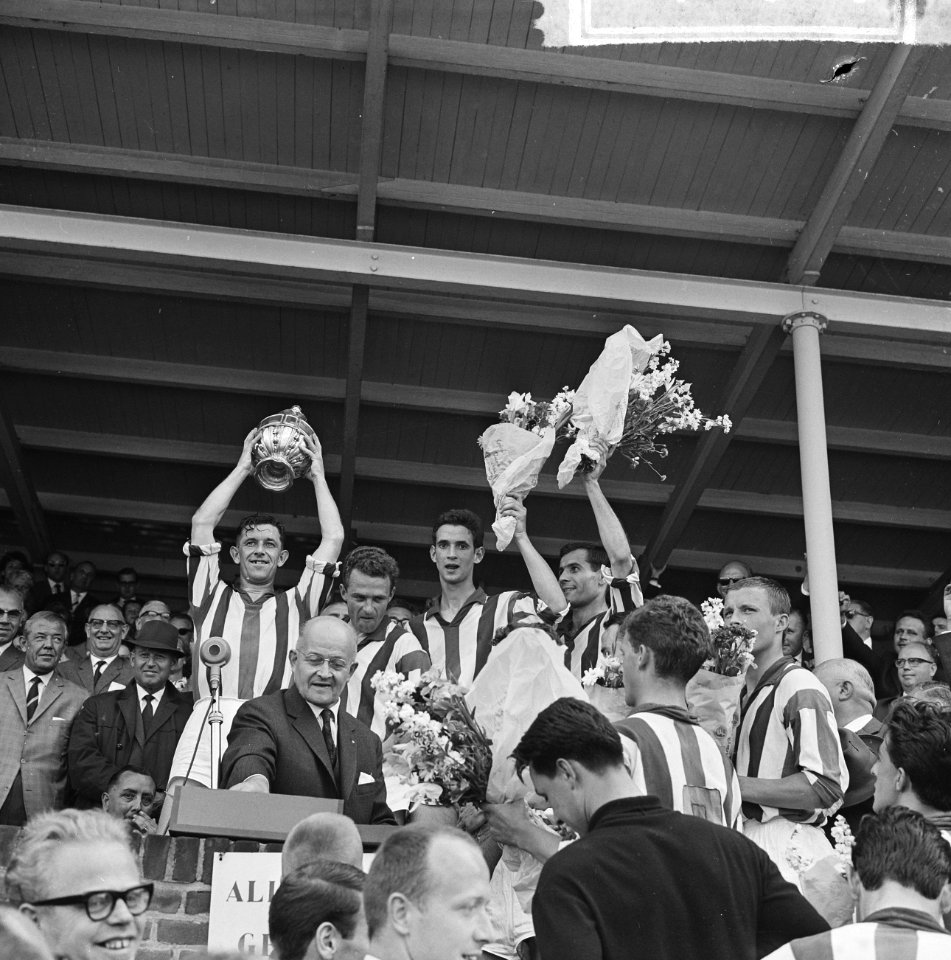 Willem II Bekerwinnaar door ADO met 3-0 te slaan KNVB voorzitter Schoeder overh, Bestanddeelnr 915-2903