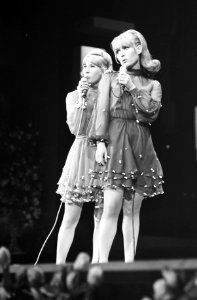Willeke Alberti en Annemarie Oster (rechts), Bestanddeelnr 922-1827