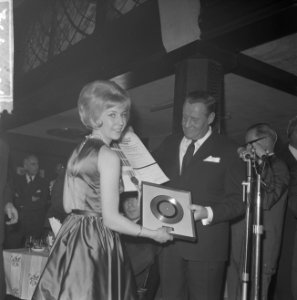 Willeke Alberti kreeg eerste gouden plaat uit handen van Phonogram directeur Jac, Bestanddeelnr 916-1245