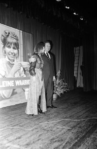 Willeke Alberti (l) en regisseur Willy van Hemert, Bestanddeelnr 924-4249